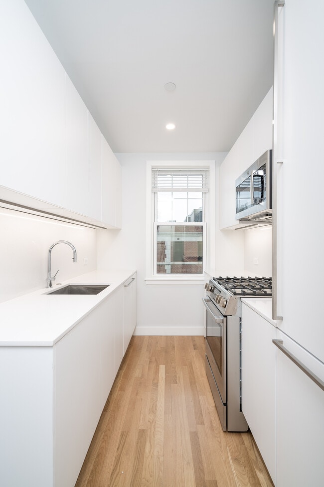 Building Photo - 27 Forest St