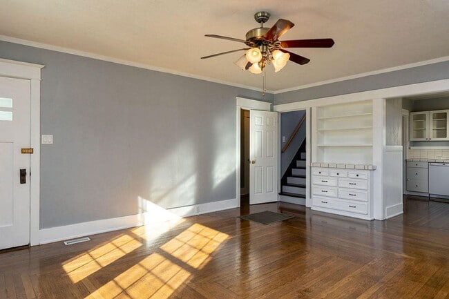 Building Photo - 3 Bed 1 Bath - Close to Downtown