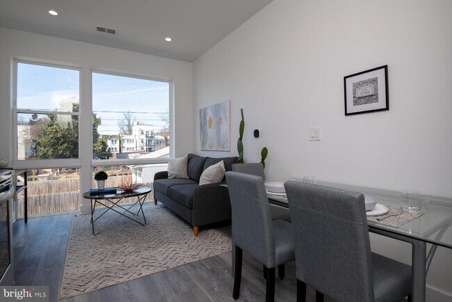 Foto del edificio - 818 Bladensburg Rd NE