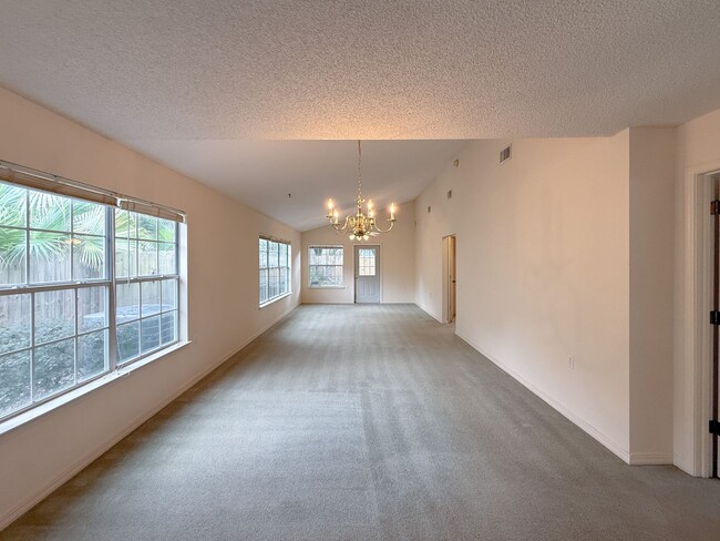 Building Photo - Well Maintained 3 Bedroom 2 Bath East Hill...