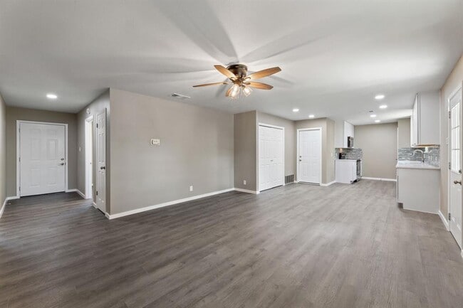 Building Photo - 1301 Barrington Dr