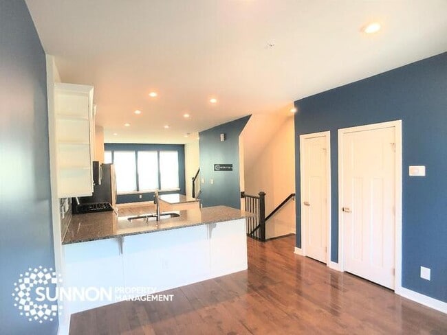 Building Photo - Beautiful 4 Story Townhome in South Charlotte!