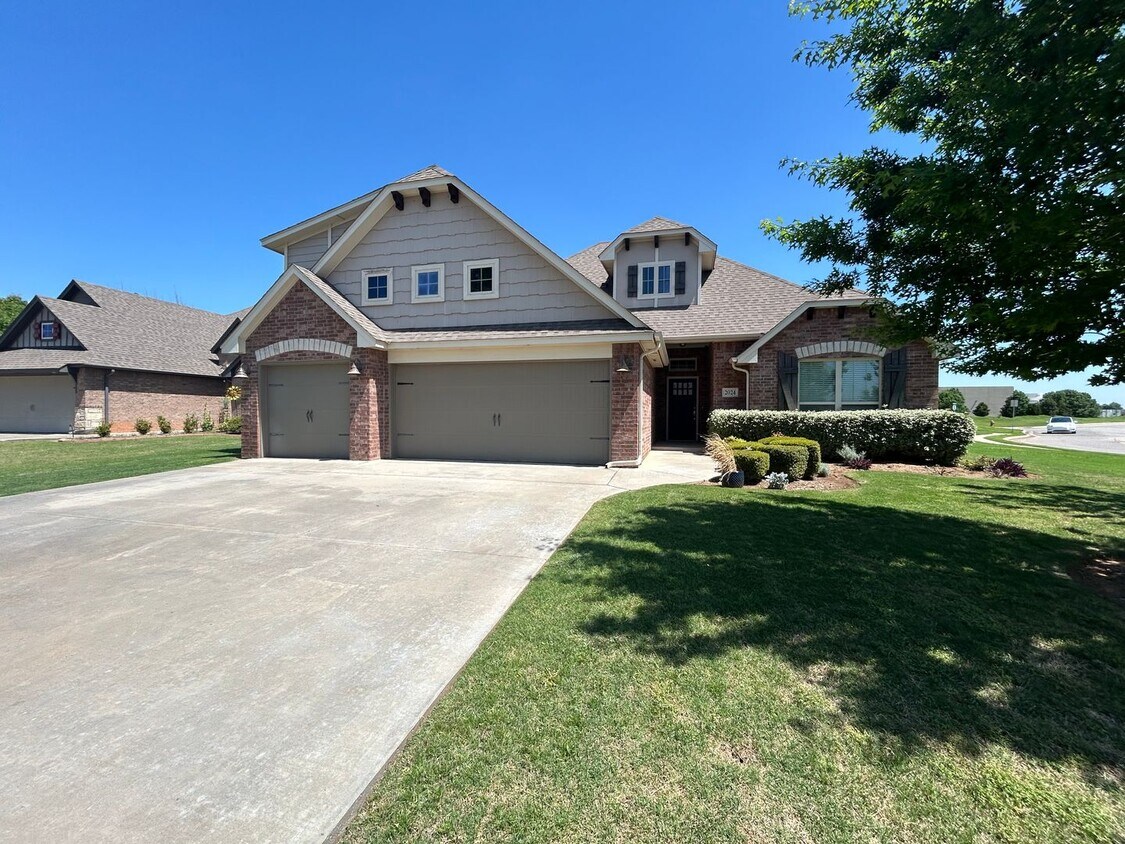 Foto del edificio - 4 Bedroom Home with Upstairs Bonus room in Edmond