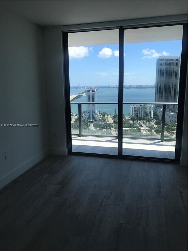 Foto del edificio - 121 NE 34th St