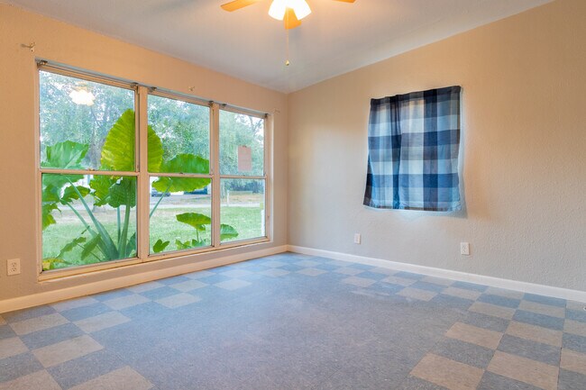 Building Photo - 708 Edison Dr