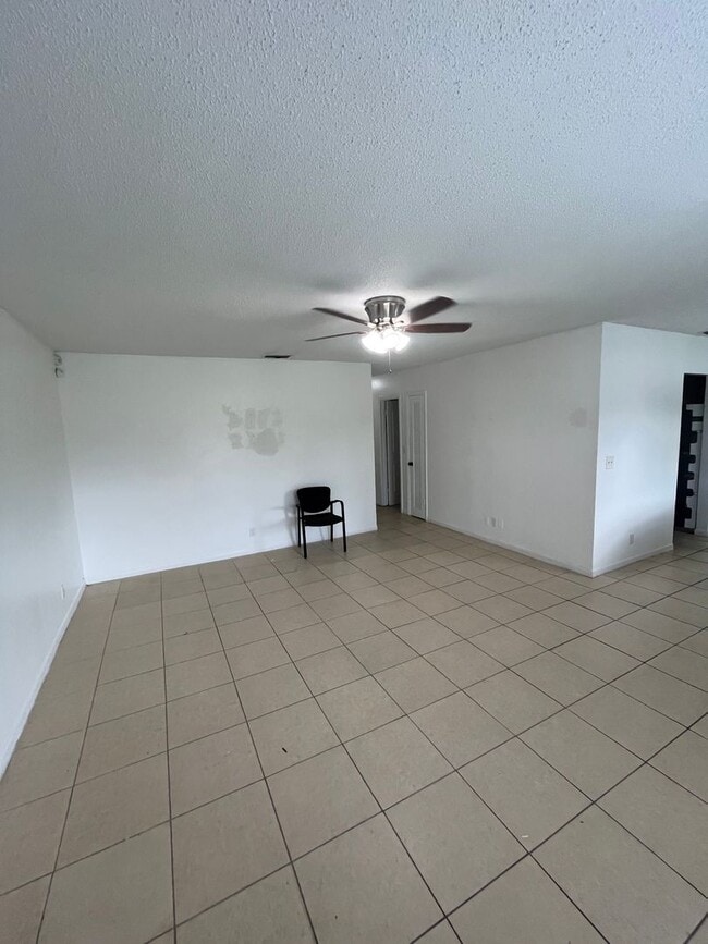 Building Photo - No HOA Fees!  Great location 4 bedroom house in Boca Raton!  Free Internet!