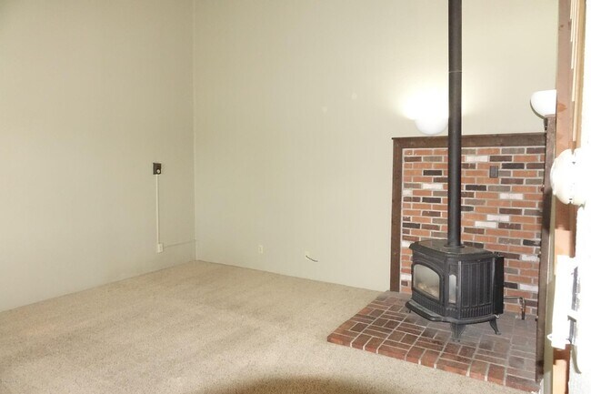 Building Photo - Granby Rent Home