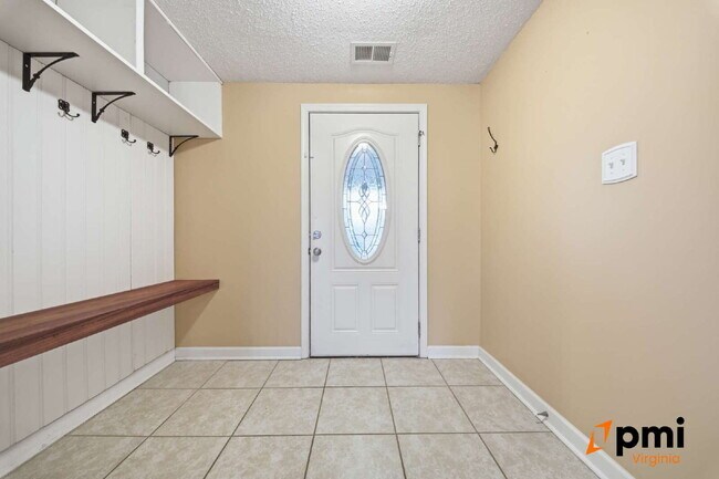 Foto del edificio - 3 BEDROOM 2 BATH 2 CAR GARAGE, FENCED IN YARD ALLOWS PETS VIRGINIA BEACH