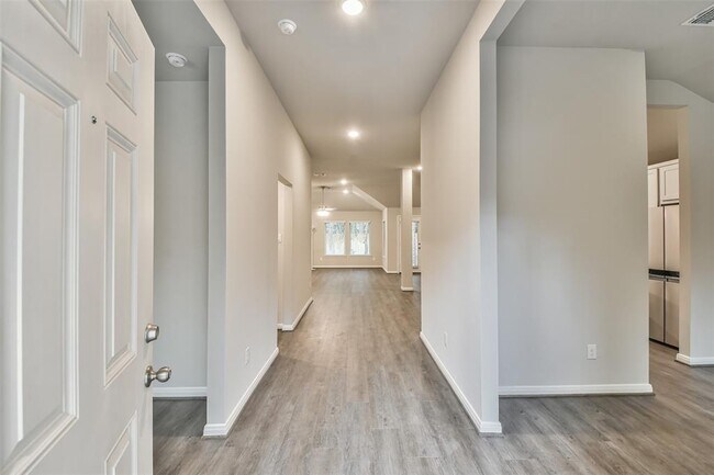 Building Photo - 2 E Trillium Cir