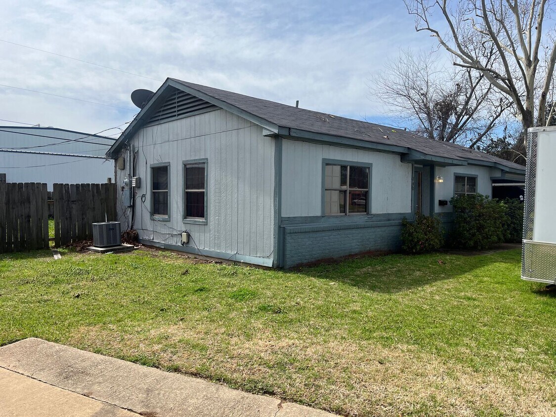 Building Photo - Ranch Style 2 Bedroom Home in a Cul-de-Sac...