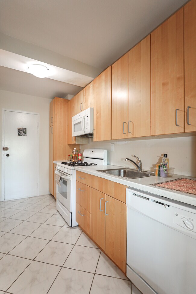 Foto del edificio - 4201 Cathedral Ave NW