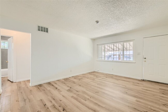 Building Photo - Stunning Remodeled Duplex with Modern Upgr...