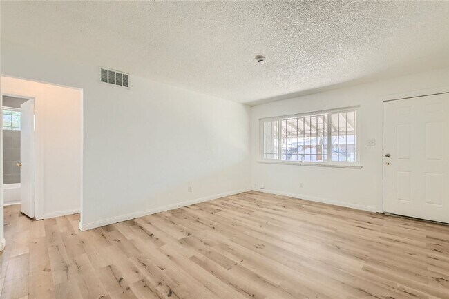 Foto del edificio - Stunning Remodeled Duplex with Modern Upgr...