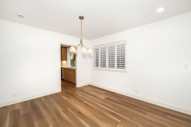 Foto del edificio - Executive Home With Remodeled Bathrooms + AC in Old Palo Alto