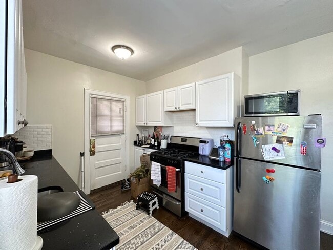 Building Photo - 3837 N Greenview Ave