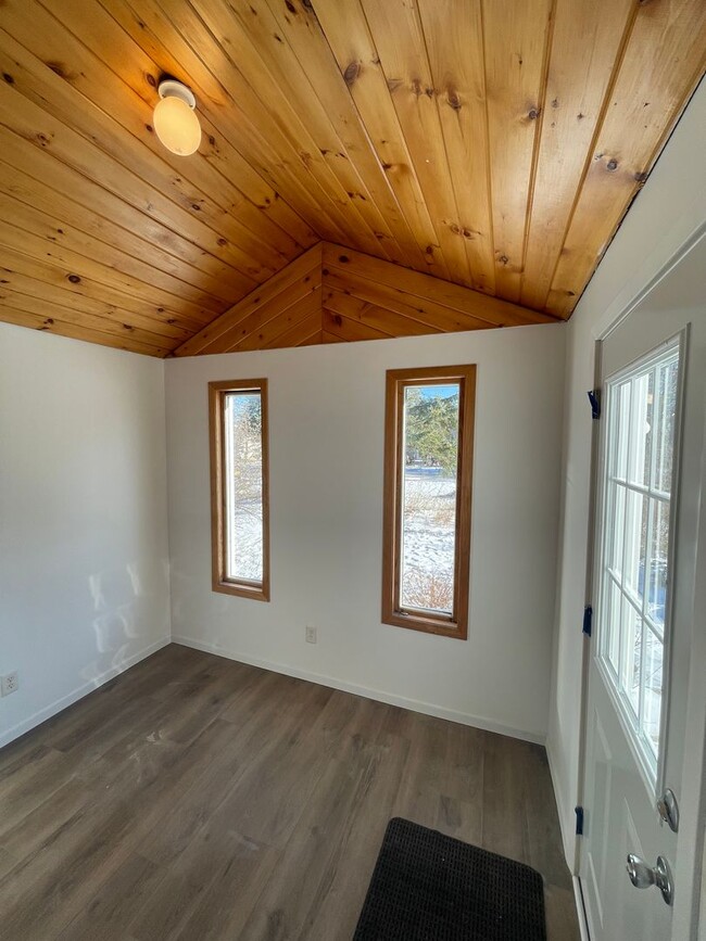 Building Photo - AVAILABLE NOW - New Renovation - 2 Bed 1 Bath