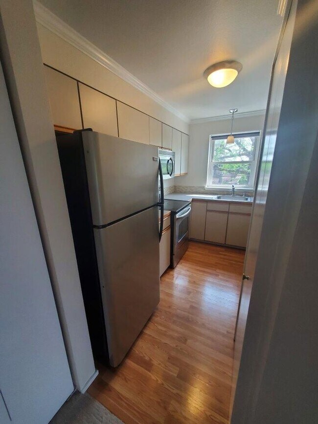 Building Photo - 1bedroom in quiet residential setting.  W/D in unit