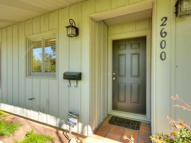 Foto del edificio - 2600 Twin Oaks Dr
