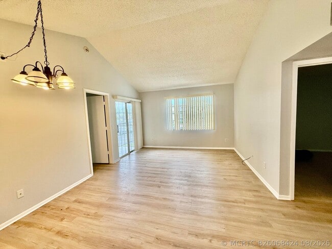 Building Photo - 1673 SE Green Acres Cir