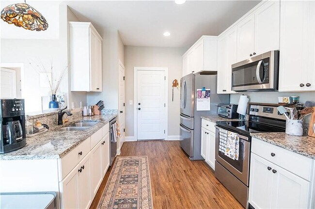 Building Photo - Modern 3-Bedroom Townhome with Private Bac...