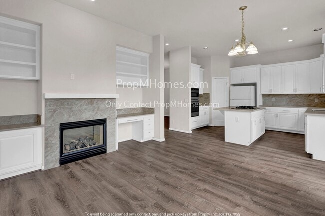Building Photo - Luxury Three Bedroom Townhome in Westlake!