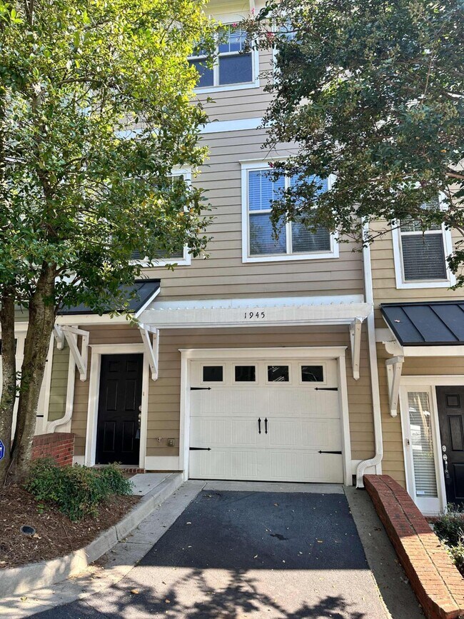 Building Photo - 1945 Sterling Oaks Cir NE
