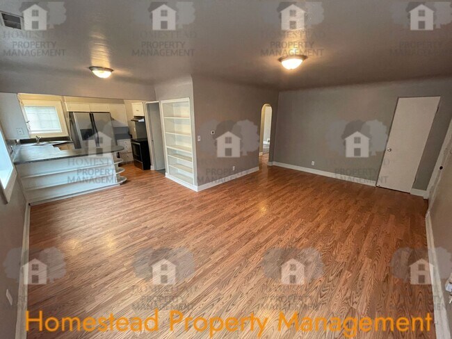 Building Photo - 660