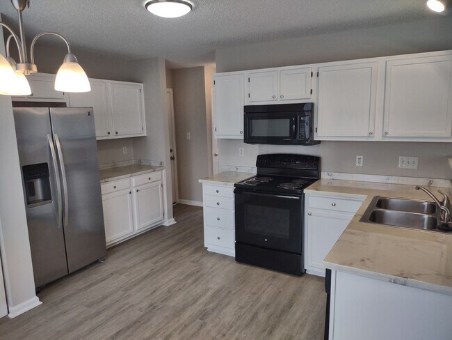 Building Photo - Beautiful Home located in the Southbridge ...