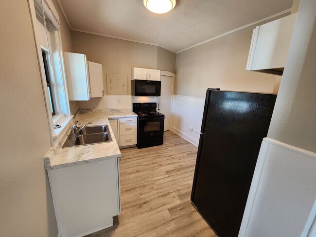 Foto del edificio - UTILITIES INCLUDED!! Spacious 2-Bedroom, 1...