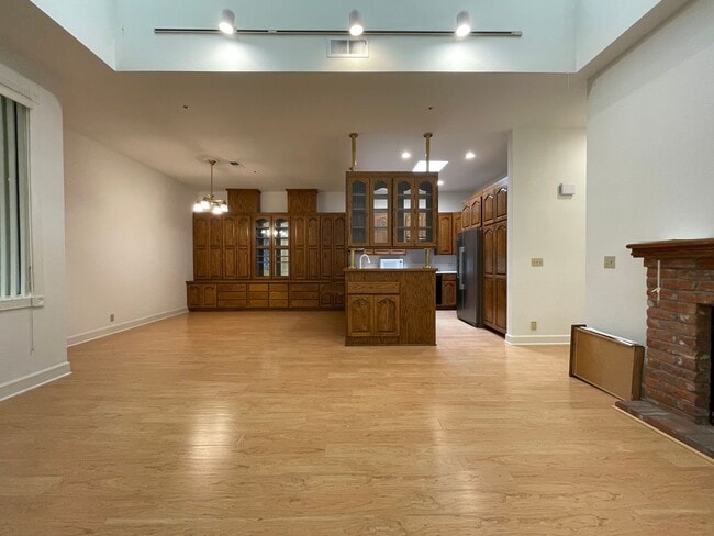 East Main Street - East Main Street Apartment