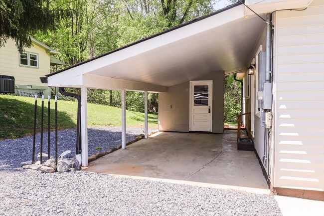 Building Photo - 2 bedroom and 1 bath bungalow in Elizabethon