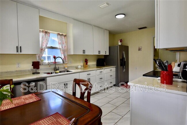 Foto del edificio - 1774 Birchwood Loop