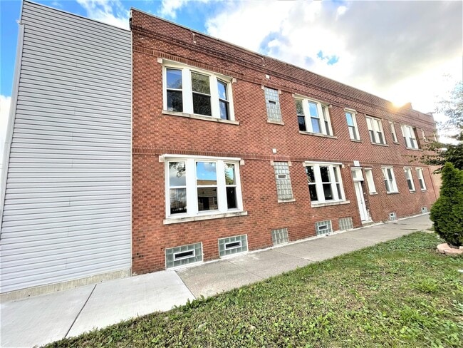 Building Photo - 2159 N Laramie Ave