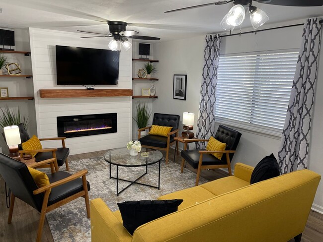 Foto del edificio - Remodeled modern 2/1 w/ Fireplace