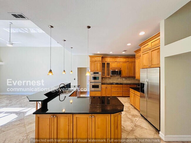 Foto del edificio - 6 Bed/4 Bath Home with Garage / Pet-Friendly / Available Now!