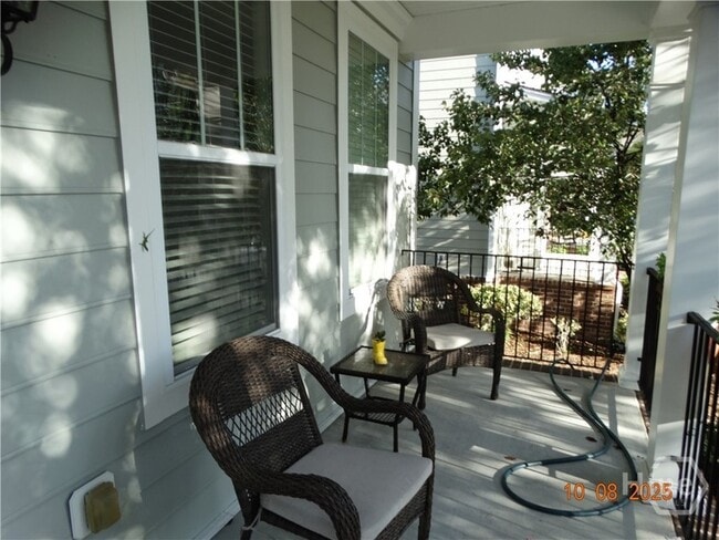 Building Photo - 323 Lakeview Dr