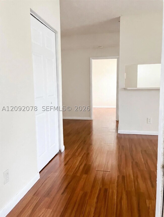 Foto del edificio - 631 Cypress Lake Blvd