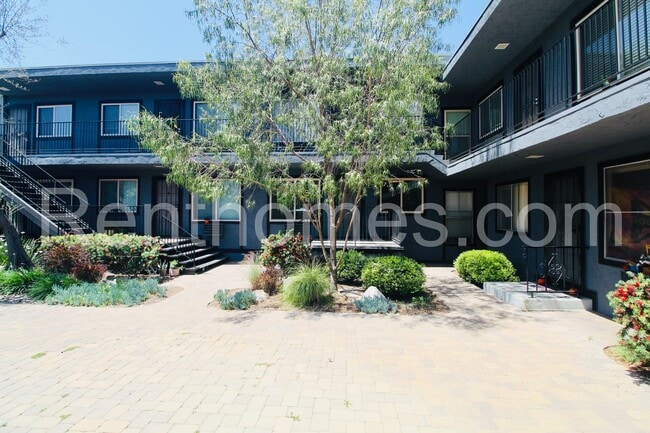 Foto del edificio - 8150 Lemon Ave
