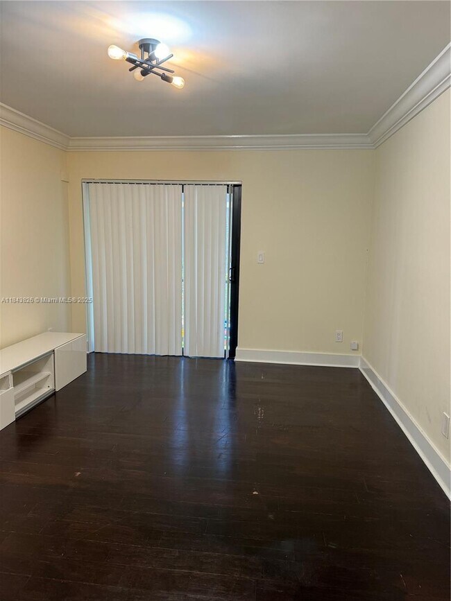 Foto del edificio - 10024 Winding Lake Rd
