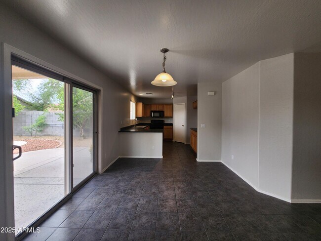 Foto del edificio - 13921 W Port Royale Ln