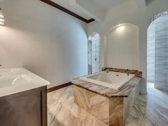 Building Photo - 4 Bedroom, 2 living rooms, 4 full baths, w...