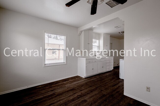 Foto del edificio - 343-345 E Marengo Ave