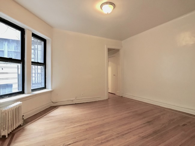 Living Area In - 555 Fort Washington Ave