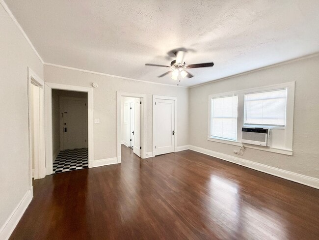 Foto del edificio - Unique Studio w/ Hardwoods in Small 1920's Complex