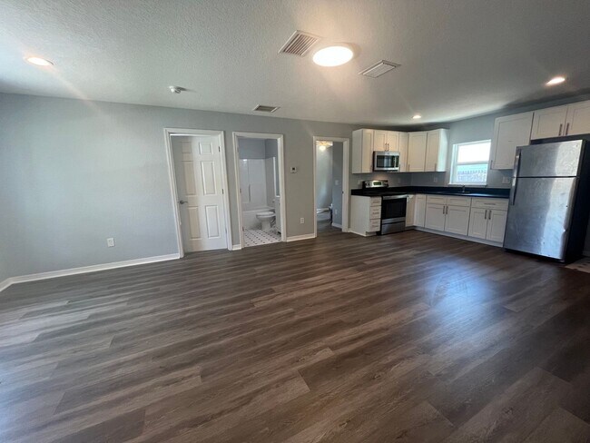Building Photo - GORGEOUS 4BR/1BA Zephyrhills