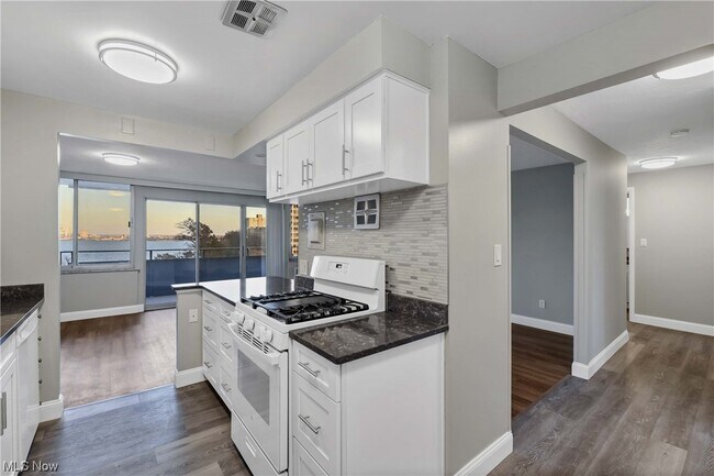 Foto del edificio - 12900 Lake Ave