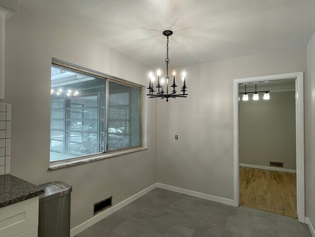 Foto del edificio - 9501 Oakdale Rd
