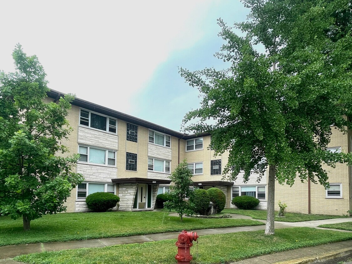 Foto principal - 8304 W Forest Preserve Dr