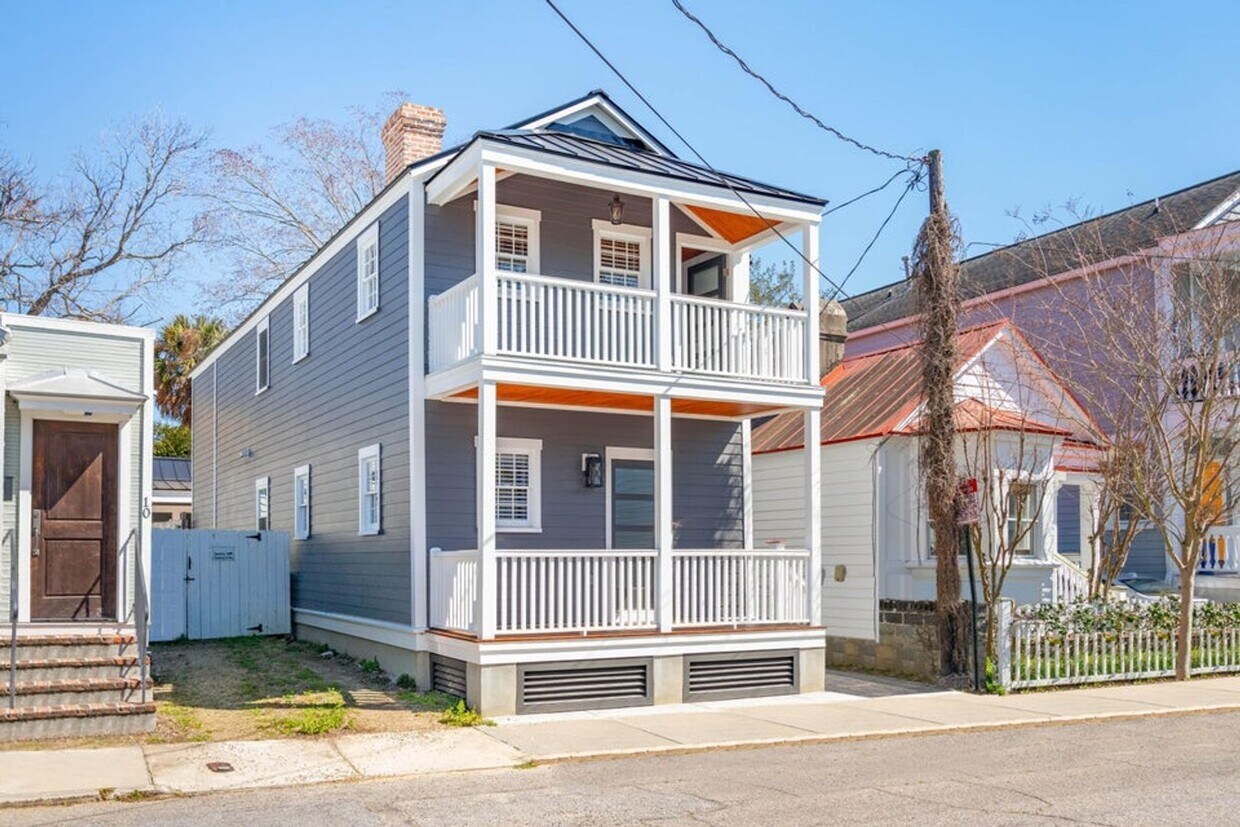 Foto principal - Tastefully Renovated Downtown Charleston Home