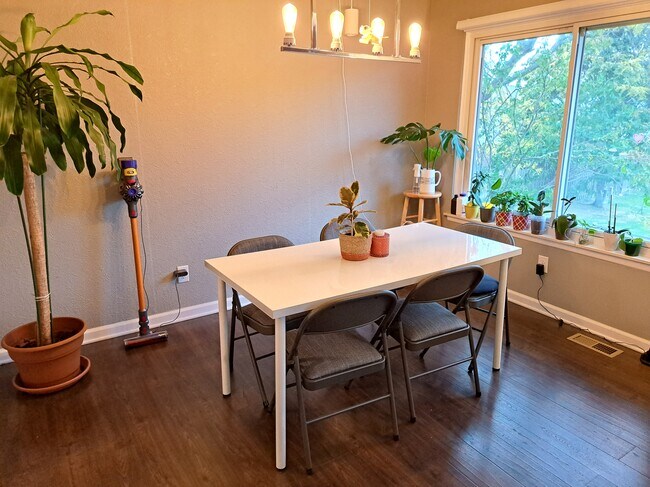 Foto del edificio - 3551 Burbank Dr